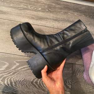 100% Vegan Leather platform ankle boots from UNIF. (name: Slug boot). Very good condition. Size 11 US / 41 EU. Cost 169€ as new + shipping & duty. 