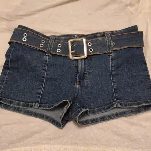 Nypris är 249 kr (slutsåld online) 💘Ett par low rise jeans shorts från H&M i storlek 36 🫶🏼 Aldrig använd då de inte riktigt passade.