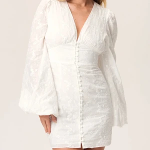 Intressekoll: Florence Dress från adoore  - Säljer denna också från adoore. Helt ny aldrig testad eller använd och lapparna sitter kvar. Stl 36! 🥰❤️BUD PÅ 1600! 