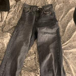 Super fina jeans ifrån Zara strl 36, säljs pga brist av användning. Fler bilder fås vid intresse