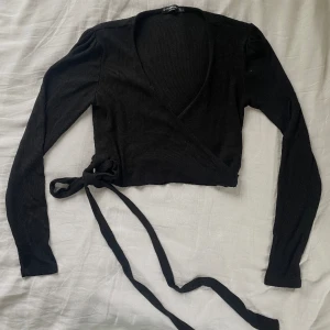 Knyt tröja - Två jättefina knyttröjor i svart och vitt. Säljer för 75kr/st och 2st för 100kr! Tröjorna är i stl M men passar även S 👍🏽 Köparen står för frakten 🫶🏽