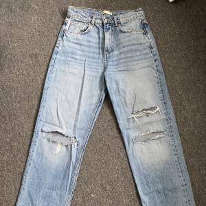 Säljer dessa jeans som jag använt en gång, dom är uppsydda nertill och som passar mig som är 169 perfekt och annars är det bara att sprätta upp igen