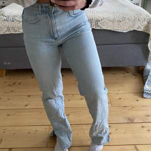 Säljer mina jeans med slits då dom inte kommer till användning längre, därmed är dom lite skrynkliga.  använd ett fåtal gånger 