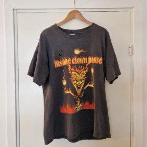 Vintage single stitch t-shirt - Cool single stitch t-shirt med galet clown print Har hål och repairs överallt för att få den vintage stilen