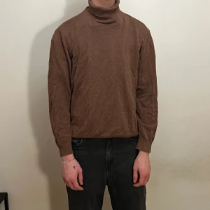 Brun Turtleneck tröja - En tröja som är grym för våren, skönt matrial och lätt i tyngden 