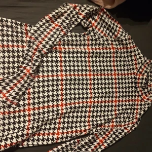 Långärmad  - Långärmad mönstrad tröja från amisu. Aldrig använd 