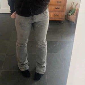 Jeans från Gina Tricot - Grå low waist jeans, dam, från Gina tricot. Nyskick, skriv för fler bilder.  Nypris: 499kr