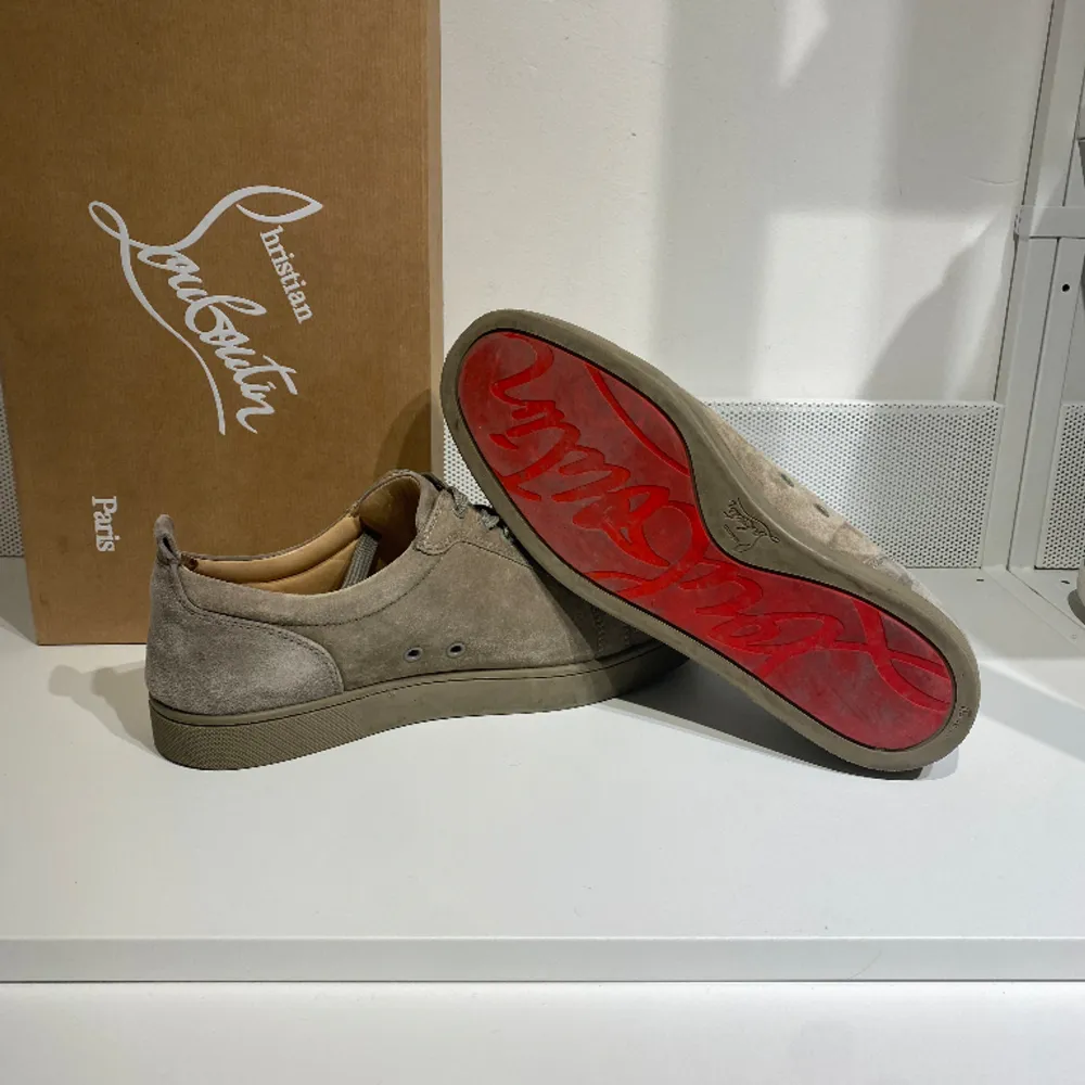 Säljer dessa riktigt feta louboutin louis junior skorna i en grå/beige cw för ett galet bra pris! Skick: 8/10. Storlek: 42,5 (sitter större). Nypris≈8000kr. Tillkommer: orginallåda. Tveka inte på att höra av er vid intresse!. Skor.