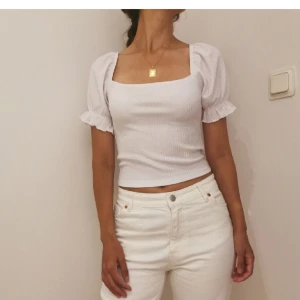 Vit crop top dam i stl XS/S - Jättefin skick. Storlek XS/S.  Märke: NA-KD. 