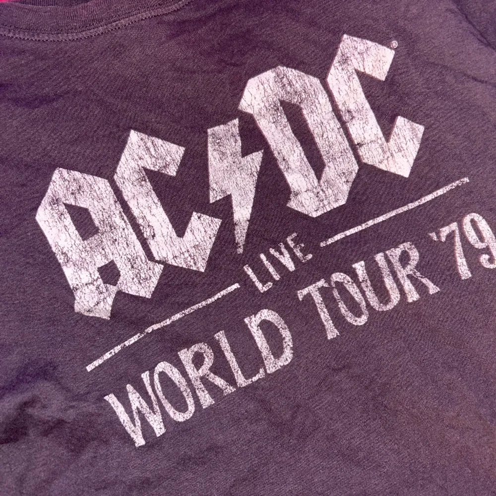 T-shirt med acdc tryck💕🎀. T-shirts.