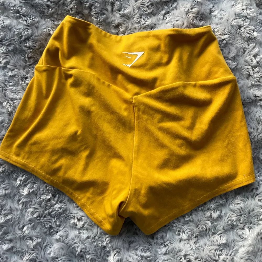 Säljer dessa gula gymshark shorts i storlek S (små i storleken), då de inte kommit till användning 💕. Shorts.