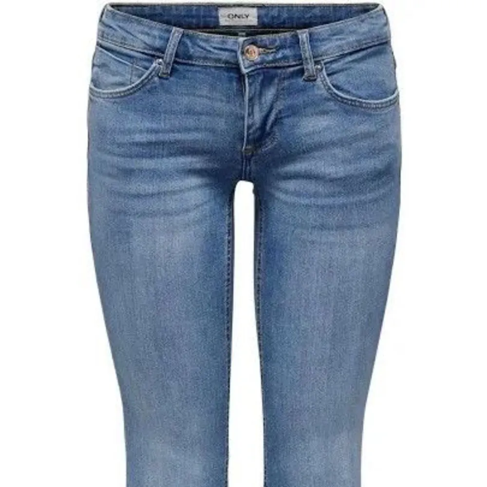 Intressekoll på mina fina only jeans 💘 skulle säga dessa är midwaist men det går såklart att dra ner !!  Jag är ca 168 och de är lite långa på mig, och längst nere är de lite sönder Om du vill ha mer bilder är det bara att fråga! Ny pris : ksk 600?. Jeans & Byxor.