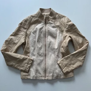 Beige jacka - Beige vintage jacka i jeans och skinnimitation från O&S. Skinnet är lite nött i nacken på insidan, men inget som faller av eller syns. Storlek L, passar också M💕