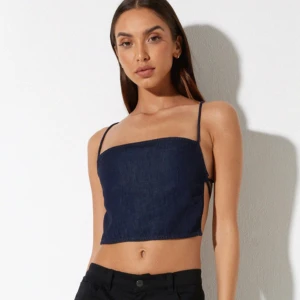 Jeans topp med knytning i ryggen  - Denim topp med knytning i ryggen. Från Motel Rocks i storlek S. 💕💕💕