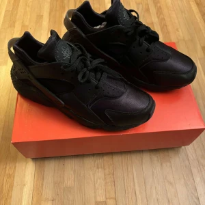 Helt nya!!! Nike Air Huarache - Helt nya skor som aldrig är använda säljs i Stl 43 Ny pris 2300kr   Fler frågor tveka inte på att skicka ett meddelande   Tris kan diskuteras vid snabb affär.