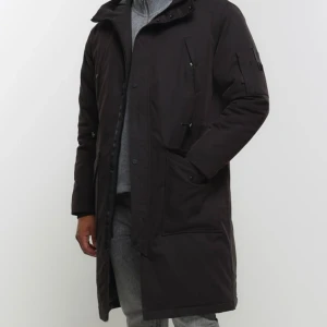 Herr parka jacka från River island  - Mycket fin herr parka jacka från River island.  Ny och helt oanvänd med etikett kvar.  Färg: Svart  Storlek : L Flertal fickor finns plus huva. 