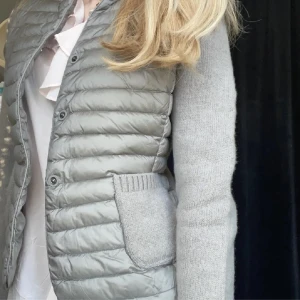 Moncler liknande kofta - Moncler liknande kofta som är perfekt till våren!