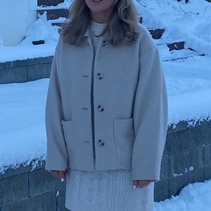 Kappa - Beige kappa från Monki i storlek S, använd ett fåtal gånger!🫶🏼 