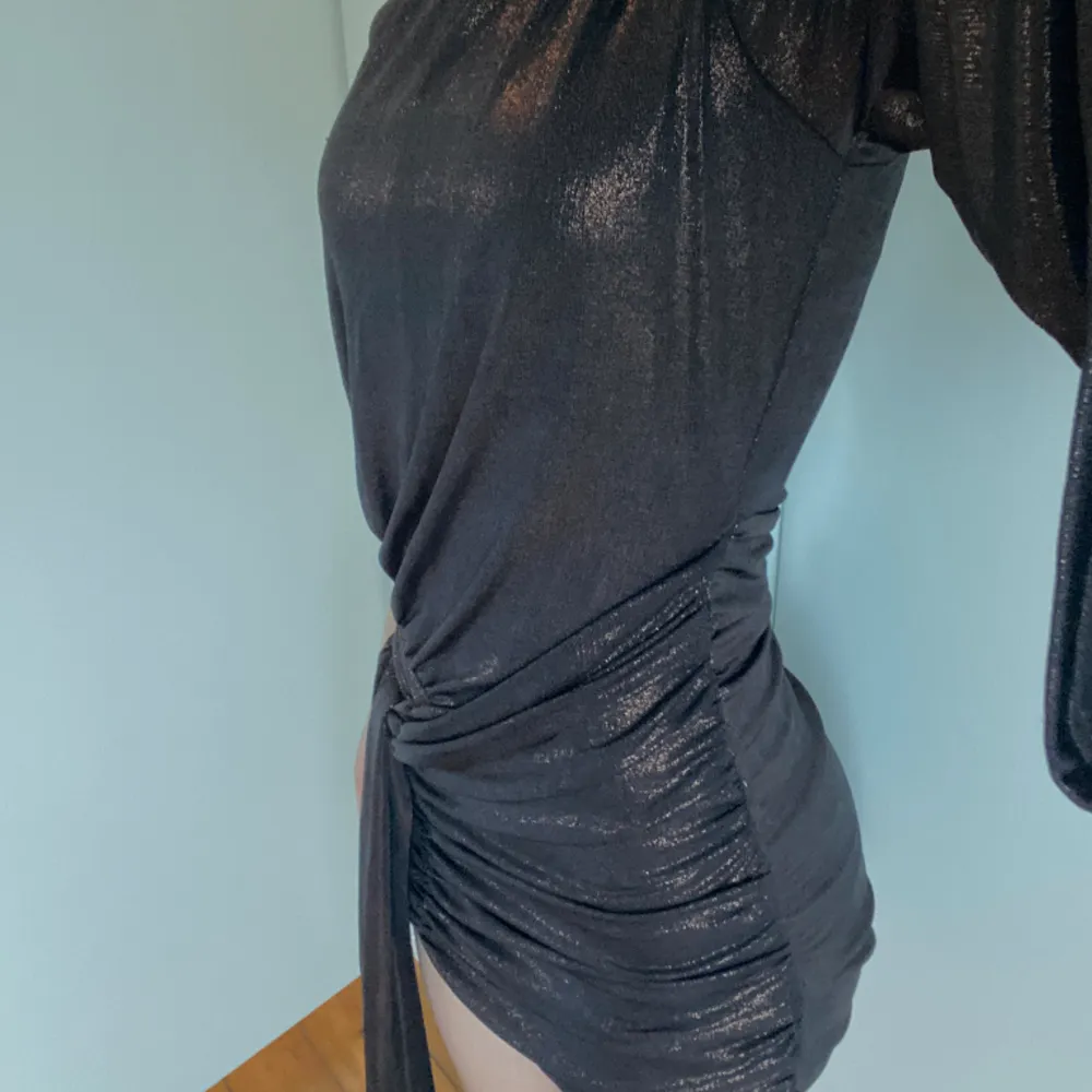En mörk skimmer klänning från Zara med en arm. Aldrig använd bara provad med prislappen kvar. Klänningar.