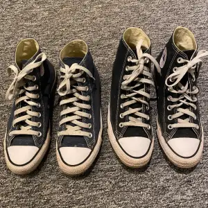 2 par converse. De blå är i st 39 och de svarta i 41. Använda en sommar men går att få helt vita igen med en tvätt. 200 kr styck!