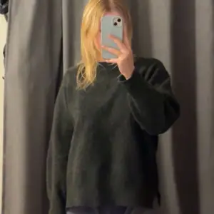 Hej! Säljer denna mörk gråa stickade tröjan från Pull and bear då den inte kommer till användning längre. Den är inte använd jättemånga gånger och är i perfekt skick. Nypris 359kr.