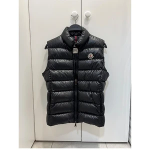 Moncler Ghany Gilet size 2 - Helt ny moncler Ghany Gilet  Size 2  Passar S/M Kvitto finns(och fås med) Kan skicka bild på lapparna om så önskas   Pris ej hugget i sten 
