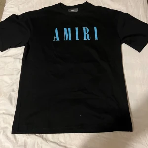 Amiri T-shirt - En Amiri T-shirt i oversize. Helt ny och i bästa tänkbara skick. Tjockt och bra material.