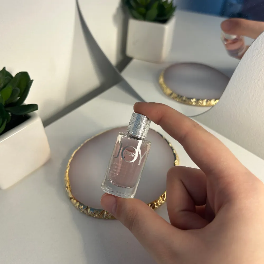 Dior JOY Eau de Parfum, 5 ml och aldrig använd endast luktad. Kan användas som tester eller bara ha i väskan!💗. Accessoarer.
