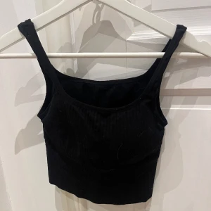 topp med ilägg - säljer denna topp med ilägg som jag inte vet vart den är ifrån 💕