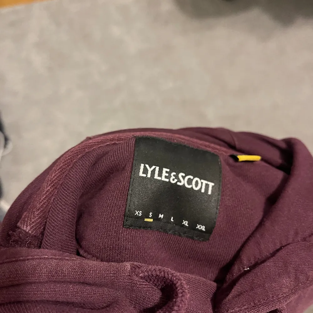Säljer nu en fet hoodie från Lyle&Scott i storleken s, mitt pris är 99kr. Hoodies.