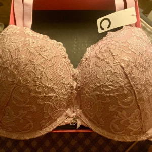 *NY*Bella Pushup Fr Cubus Stl 70/75 D (75 E) - Ny lätt vadderad pushup/spetsbh i ljus syrenlila, Stl 75 E men passar enligt mig bäst på 70/75 D (jag har 75 E och den är för liten) Sista bilden beskriver färgen bäst.  Ord pris: 249 kr, Pris nu: 60kr 