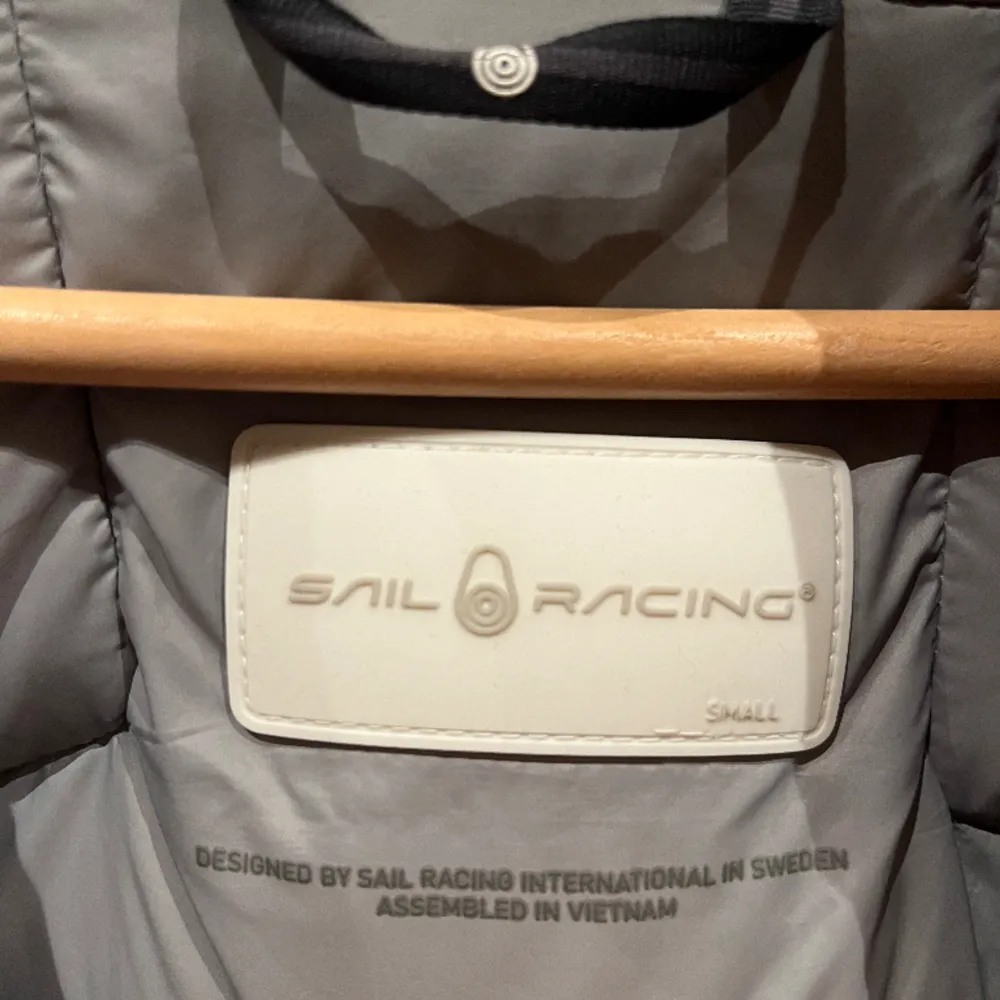 Fin jacka från Sail Racing som är lite för liten och därav säljer jag den. Köpt för 4200 kr och är i mycket bra skick. . Jackor.