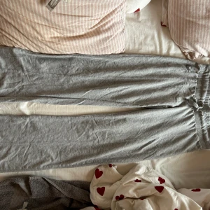 Lågmidjade mjukisbyxor  - Säljer dessa fina lågmidjade byxor som är köpta secondhand, jättefina men tyvärr lite för korta för mig som är 174cm lång
