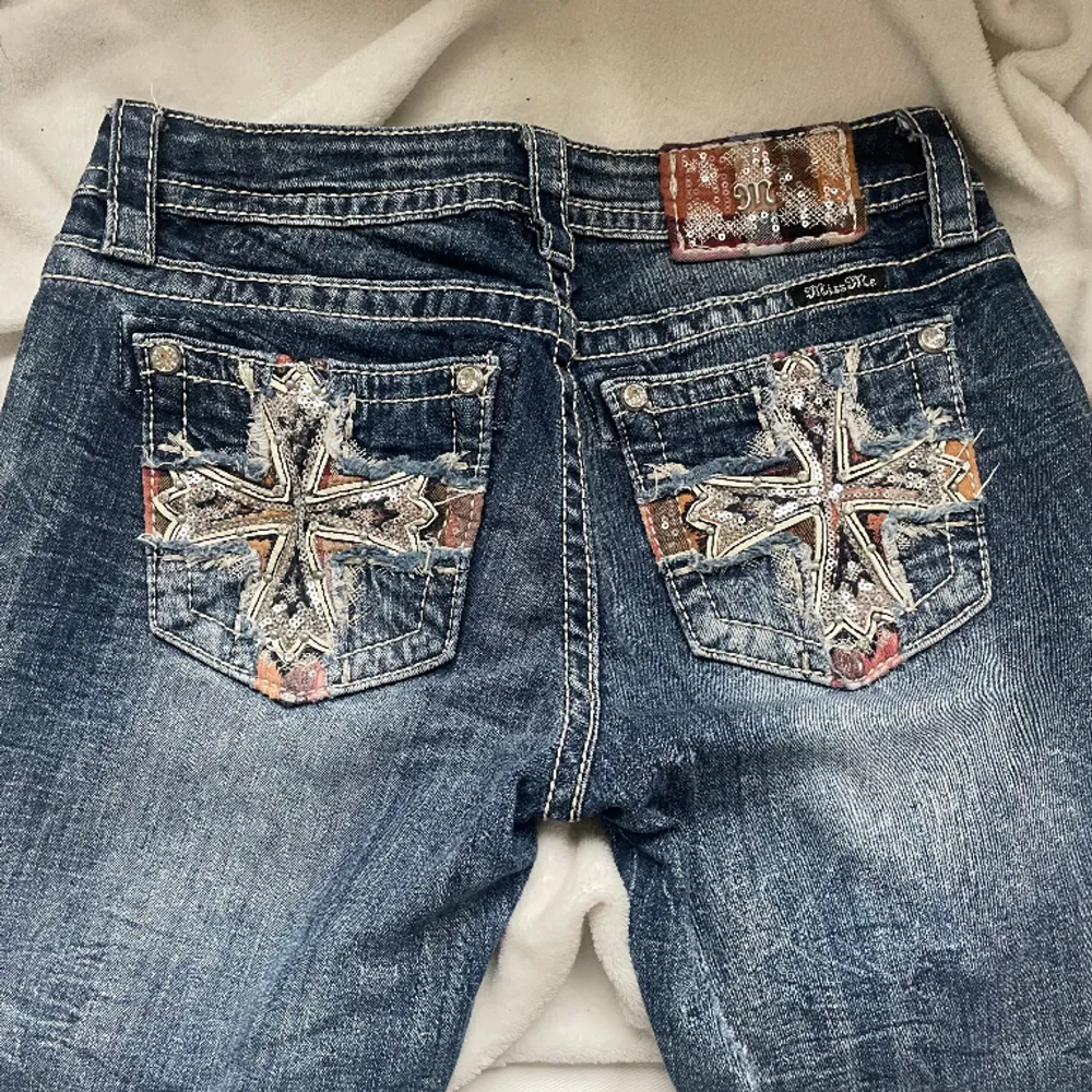 Supersnygga MissMe jeans i storlek 27. Mid-rise. Skinny. Nästan helt oanvända.   Kontakta mig om ni har frågor eller vill ha fler bildrr :). Jeans & Byxor.