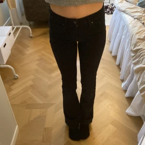 Lågmidjade bootcutjeans - Så fina svarta low waist jeans köpta second hand! Fint skick❤️säljer endast vid bra bud❤️