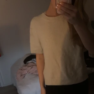 Stickad t-shirt - Jätte fin stickad t-shirt ifrån Hm. Knappt nopprig bara lite vid bröstet ( kolla andra bilden)❤️