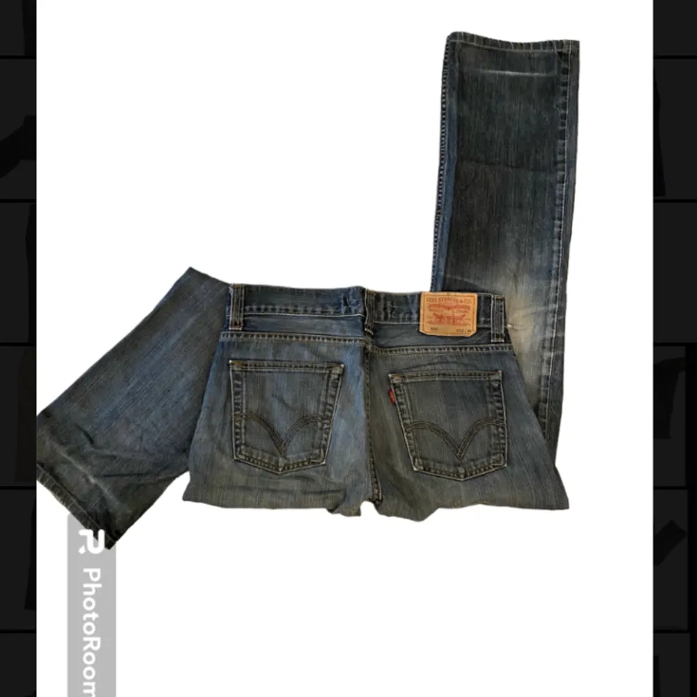 Ett par gråsvarta lågmidjade Levis jeans. Modell 506. Hör av dig vid fler frågor🩷. Jeans & Byxor.
