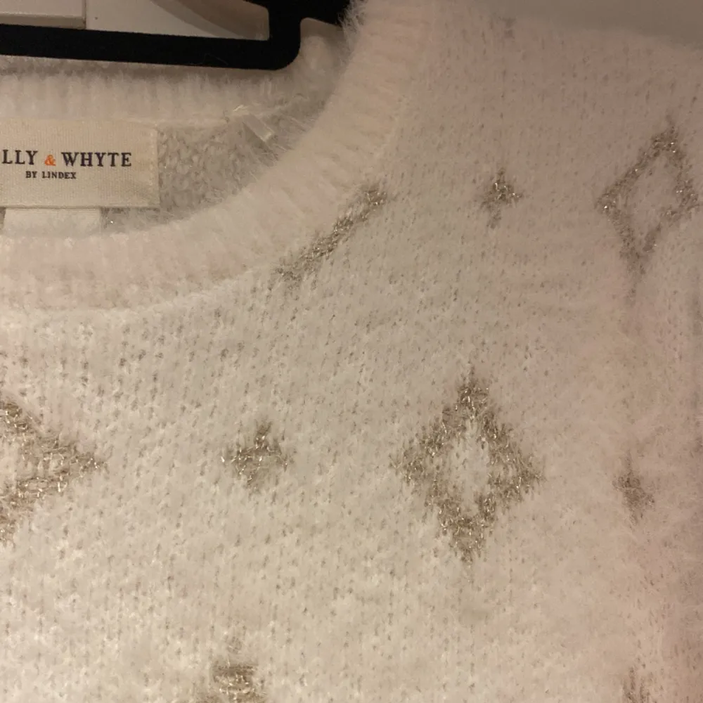 En jätte fin nästan oanvänd tröja i jätte bra skick från Lindex. Storlek S och säljer pågrund av att den inte kommer till användning. . Tröjor & Koftor.