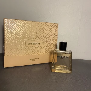 Parfym- burberry hero edt -  Burberry hero edt - 700kr Fräsch och manlig doft med bland annat Bergamot, cederträ och svartpeppar. 100ml knappt använd, köpt på kicks. Nypris 1265kr på kicks. Hör av er vid frågor och funderingar. Tar emot byten och prisförslag.