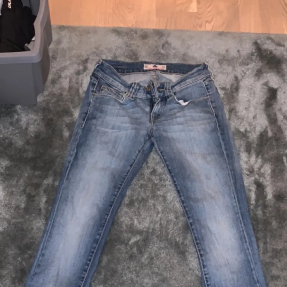  super snygga jeans low waist jeans. Säljer då de är för små för mig i midjan. Längden är dock bra (jag är 167). Jeans & Byxor.