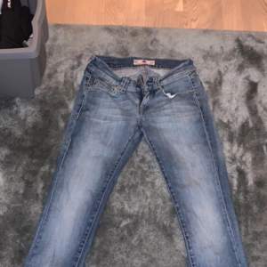  super snygga jeans low waist jeans. Säljer då de är för små för mig i midjan. Längden är dock bra (jag är 167)