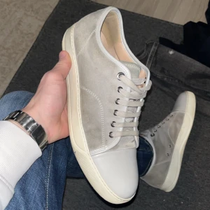 Lanvin skor - Lanvin dojjor i väldigt fint skick, box, dustbag extra snören mm finns givetvis Självklart äkta skor! Size 9 UK - 43/44~