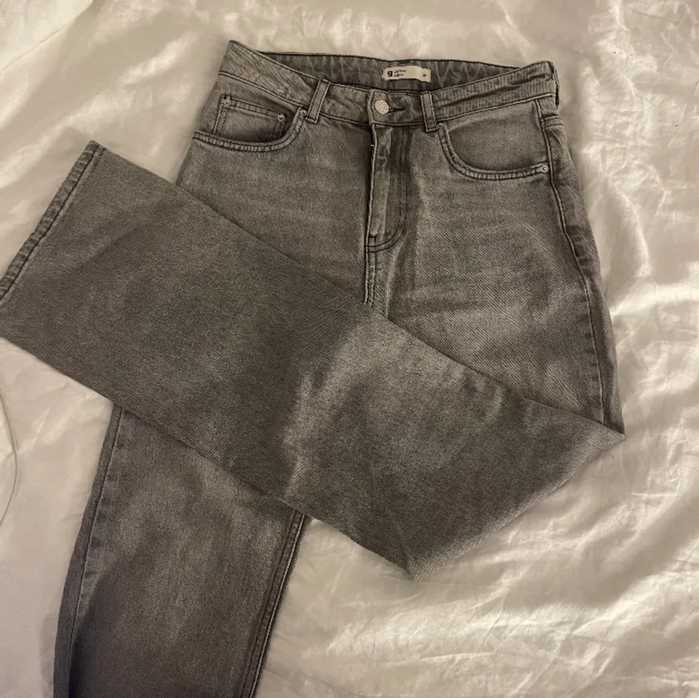 Superfina gråa jeans ifrån Gina, tightare upptill osen ”bootcut”🌸Endast använda 1 gång så i nyskick, storlek 36! Nypriset är runt 450kr men säljer för 100kr eller ge ”prisförslag”! Skriv för mer bilder<3 . Jeans & Byxor.