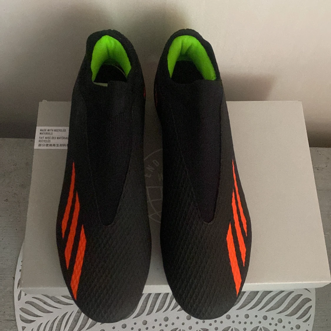 Ett par fotbollsskor som passade inte mig , dem är helt nya och har inte används ute  - 91