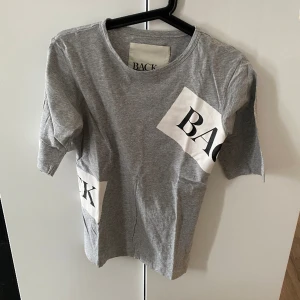BACK tshirt - BACK tshirt, nyskick, strl S. Lite längre ärm än normal tshirt.
