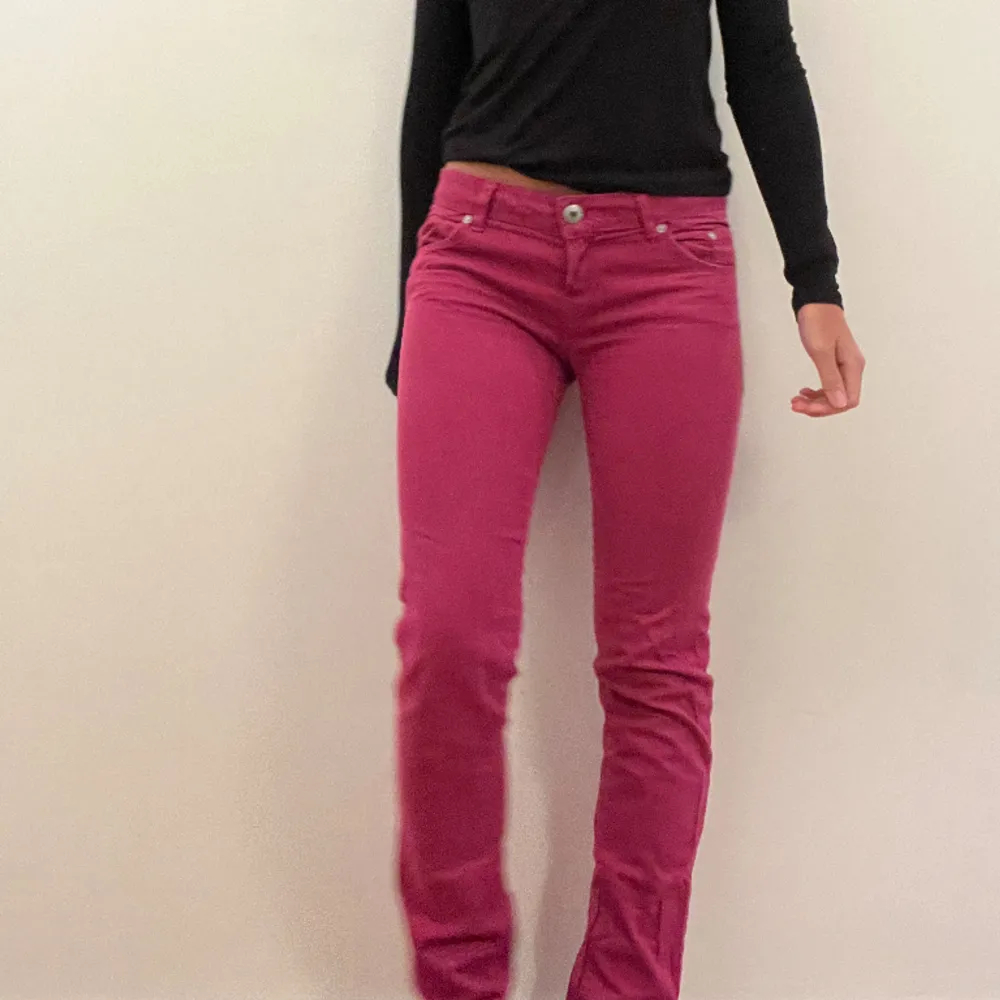 Ett par rosa/lila jeans. Lågmidjade. Inga slitage. Storlek 36💕. Jeans & Byxor.