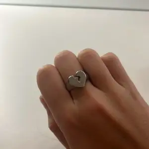 Säljer denna jätte snygga ring då den inte kommer till användning löngre. Den har rostat pytte lite på baksida men inget som syns!💘Ingen storlek men passar mig som har Xs eller S i ringar!