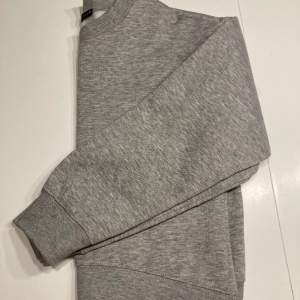 Vanlig grå basic tröja från zara! Använd 2-3 gånger 🤍