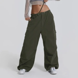 Jaded London byxor - Parachute byxor från Jaded London i färgen khaki. Storlek XS men är i en oversized modell så där av större i storleken. Jätte bra skick!  