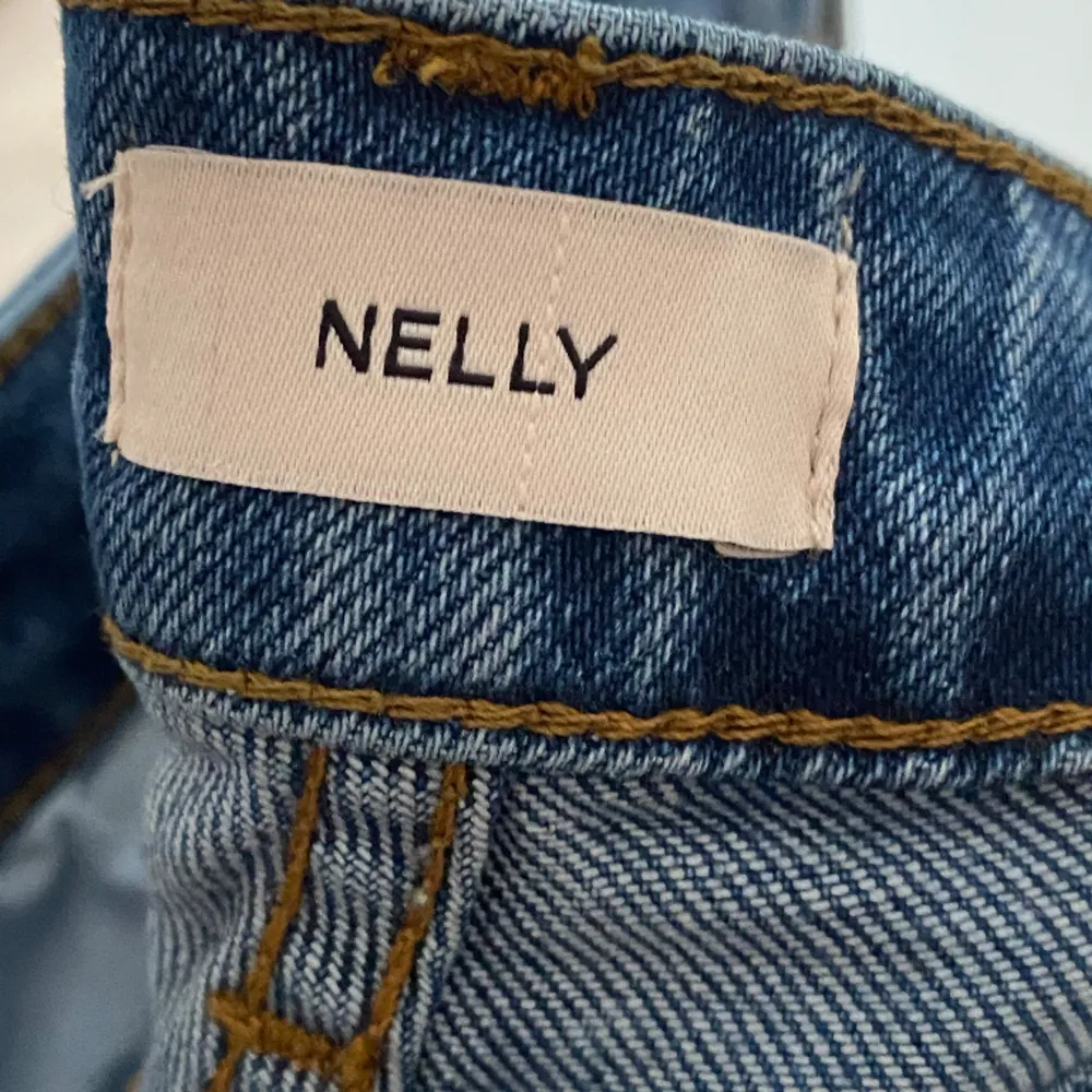Blå snygga jeans från Nelly. Low waist, helt nya aldrig använt men säljer pga retur. Lite för korta på mig som är 173. Köpte för 599kr men säljer för 499kr.. Jeans & Byxor.
